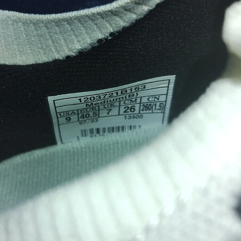 NEW Brooks White and Black Running Shoes size 9. No tag. No box. NEW. - Picture 4 of 5